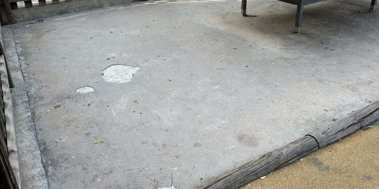 Desperfectos, suelo sucio, aparatos deteriorados y basura en el parque infantil de la calle Galicia de Ses Figueretes. Fotos Noudiari