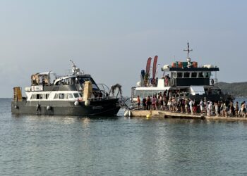 Turistas embarcando en el muelle de ses Figueretes rumbo a Formentera el pasado mes de agosto. Fotos Noudiari.es