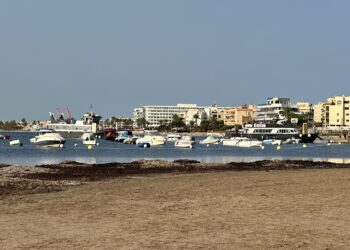 Barcas fondeadas en la zona del hotel Torre del Mar, en sa Platgeta de sa Punta (es Viver). Vecinos alertan que algunas embarcaciones estarían usando esta zona de manera irregular. Fotos Noudiari.es