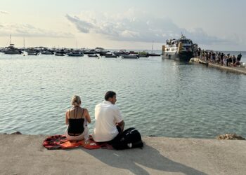 Turistas embarcando en el muelle de ses Figueretes rumbo a Formentera. Fotos Noudiari.es L. F. A.
