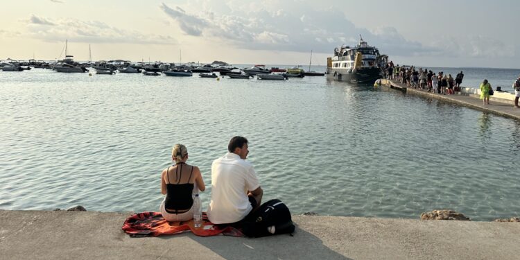 Turistas embarcando en el muelle de ses Figueretes rumbo a Formentera. Fotos Noudiari.es L. F. A.