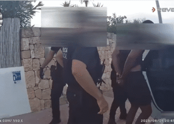 Momento de la detención efectuada por los agentes de la Policía Local de Sant Josep