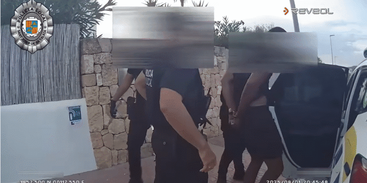 Momento de la detención efectuada por los agentes de la Policía Local de Sant Josep