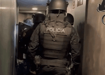 Imagen de la intervención policial y la entrada a un domicilio