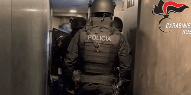 Imagen de la intervención policial y la entrada a un domicilio
