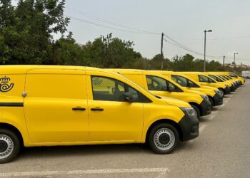 Imagen de los vehículos de Correos aparcados detrás del estadio de Can Misses de Ibiza