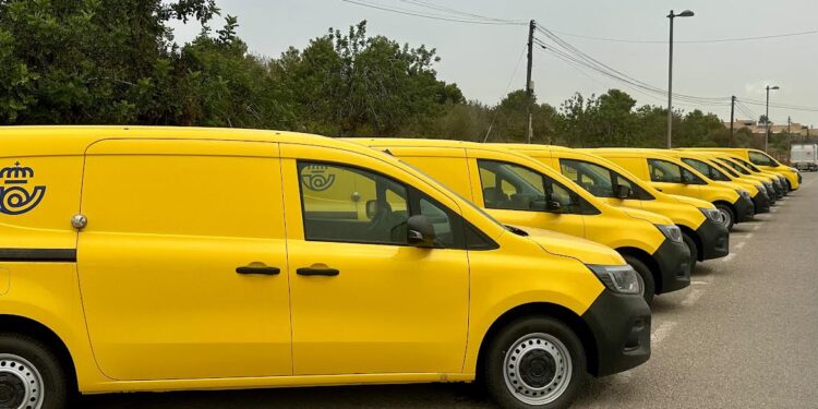 Imagen de los vehículos de Correos aparcados detrás del estadio de Can Misses de Ibiza