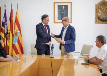 El conseller y el presidente del Consell se saludan tras la firma. / CIF