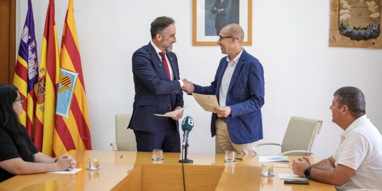 El conseller y el presidente del Consell se saludan tras la firma. / CIF