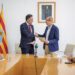 El conseller y el presidente del Consell se saludan tras la firma. / CIF
