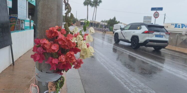 Un ramo de flores recuerda el lugar donde fueron atropelladas las tres jóvenes. / D.V.