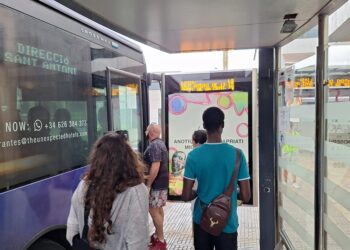 Unos pasajeros suben a un autobús en una parada situada enfrente del Cetis. / D.V.