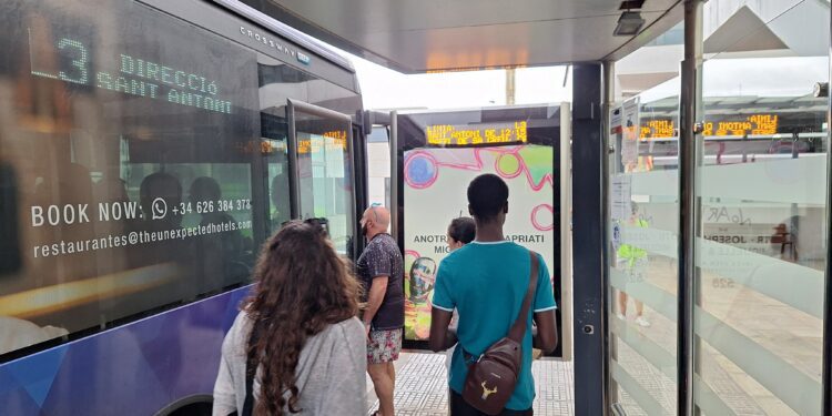 Unos pasajeros suben a un autobús en una parada situada enfrente del Cetis. / D.V.