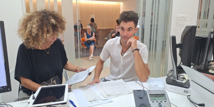 Los dos vecinos de Dalt Vila, en el momento de registrar la entrega de firmas en las oficinas municipales. / D.V.