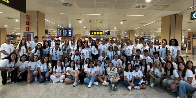 La Banda Municipal  de Santa Eulària, a punto de embarcar rumbo a Disneyland París.