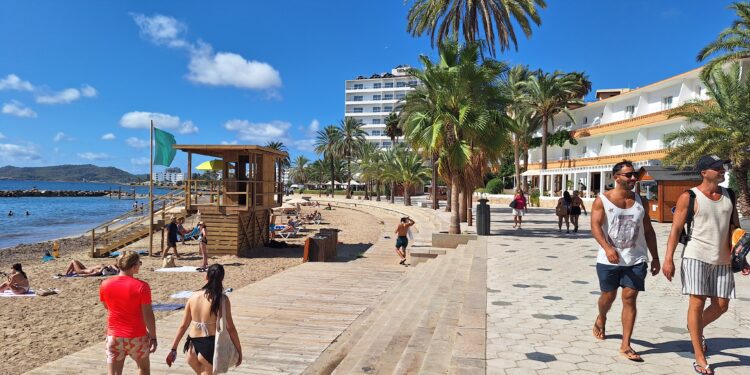 Imagen del paseo de Figueretes, ayer lunes a mediodía. / D.V.
