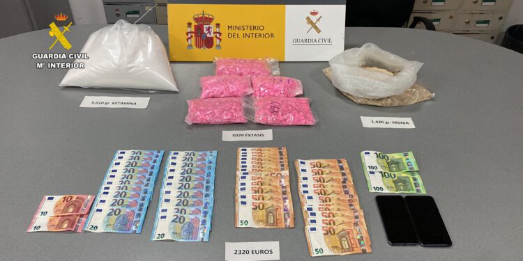 Imagen de las drogas y el dinero intervenido por la Guardia Civil de Sant Antoni
