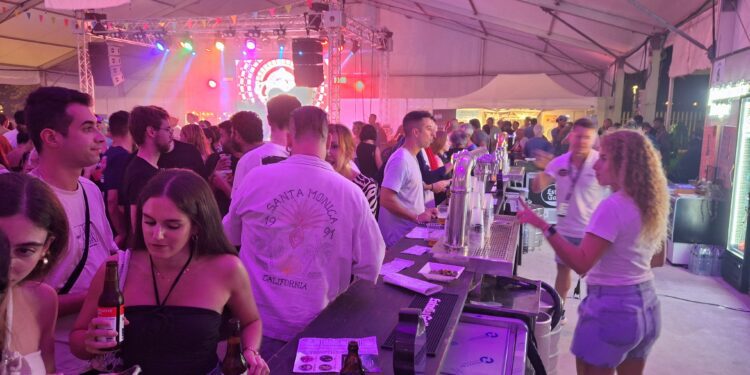 Barras a todo rendimiento en la Feria de la Cerveza. / D.V.