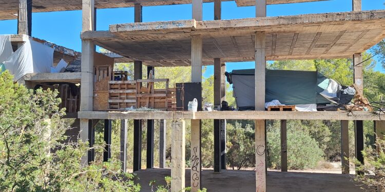 Las personas sin hogar se han instalado en la primera planta del edificio. / D.V.