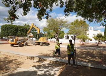 Trabajadores en la zona en la que se construye el parque