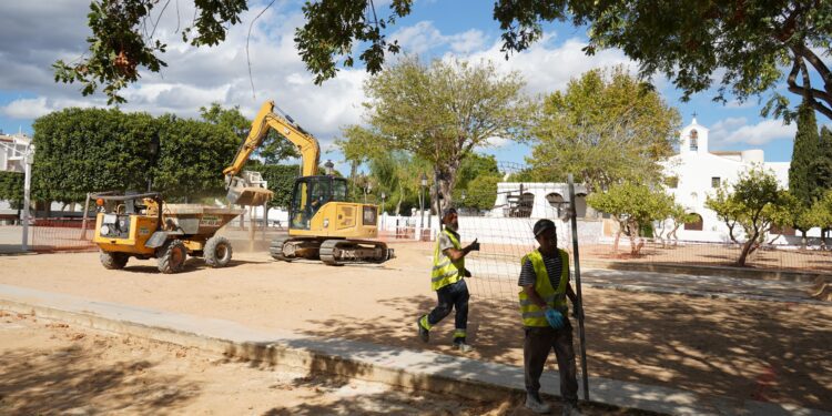 Trabajadores en la zona en la que se construye el parque