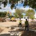 Trabajadores en la zona en la que se construye el parque
