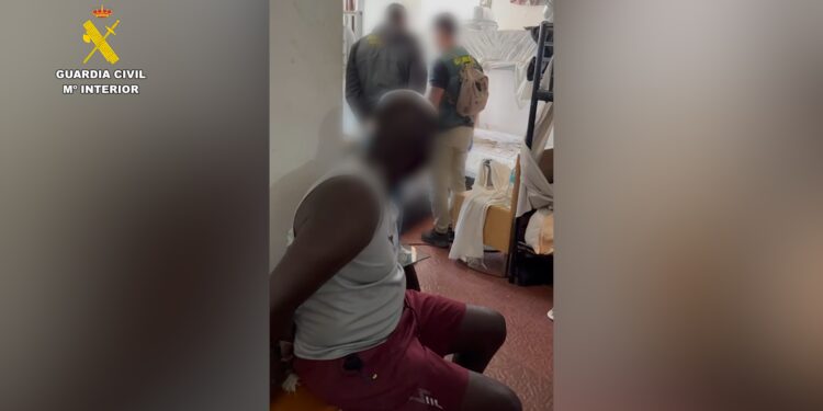 Uno de los detenidos en la operación policial. / OPC