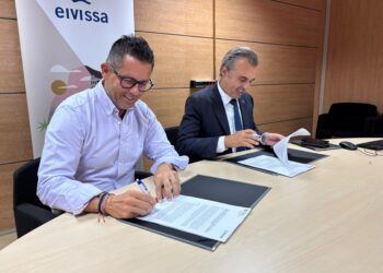 Rafael Triguero y Antoni Vera, durante la firma del convenio. / CAIB
