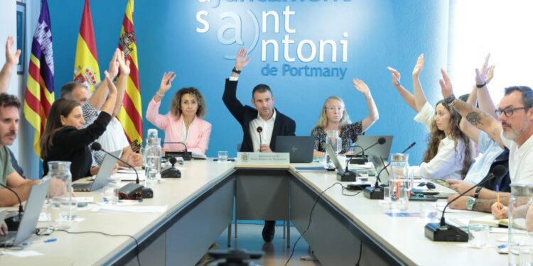 Una de las votaciones celebradas en el pleno de Sant Antoni. / ASA