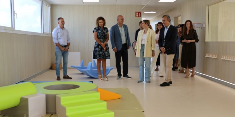 Un momento de la visita a una de las aulas de la escoleta. / ASA
