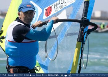 Darío Quesada, del Club Náutico de Benidorm, realizará este domingo la travesía entre Benidorm e Ibiza, de 150 kilómetros de recorrido, en su tabla de Windsurf