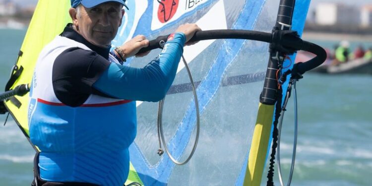 Darío Quesada, del Club Náutico de Benidorm, realizará este domingo la travesía entre Benidorm e Ibiza, de 150 kilómetros de recorrido, en su tabla de Windsurf