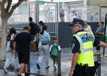 Entrada de alumnos y alumnas en un centro escolar de Ibiza.