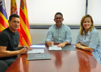 Amadeo Salvo, Rafael Triguero y Catiana Fuster en el Ayuntamiento de Ibiza durante la firma del convenio.