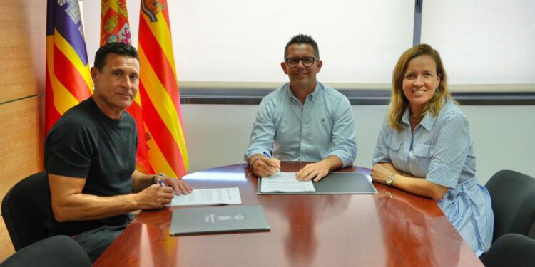 Amadeo Salvo, Rafael Triguero y Catiana Fuster en el Ayuntamiento de Ibiza durante la firma del convenio.