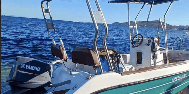 Una de las últimas pateras llegadas a Ibiza en las últimas semanas, esta a  Platja d'en Bossa.
