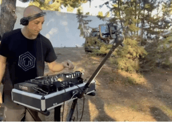 Mattia Musella, dj y fundador de Perceivers organizó ayer una actividad muy especial, reuniendo a voluntarios y voluntarias para limpiar la basura de la zona de Cala Pada y s'Argamassa. Fotos D. G.