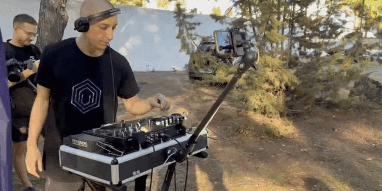 Mattia Musella, dj y fundador de Perceivers organizó ayer una actividad muy especial, reuniendo a voluntarios y voluntarias para limpiar la basura de la zona de Cala Pada y s'Argamassa. Fotos D. G.
