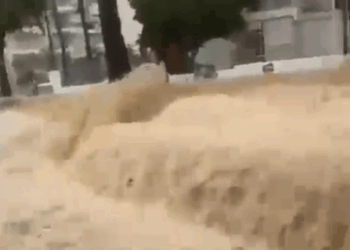 Aguas torrenciales en Ses Figueretes y en el puerto de Ibiza, hoy.