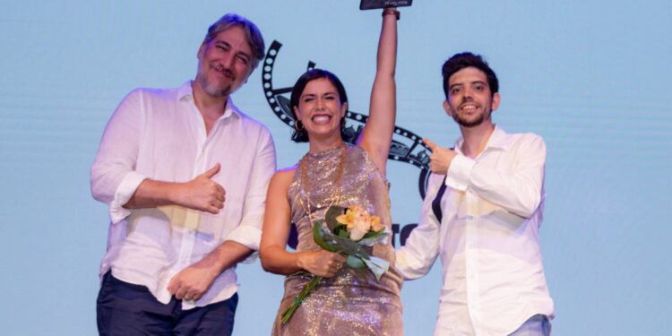 Bárbara Hermosillo, en el centro de la imagen, levanta el premio. / Imam Comunicación