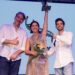 Bárbara Hermosillo, en el centro de la imagen, levanta el premio. / Imam Comunicación