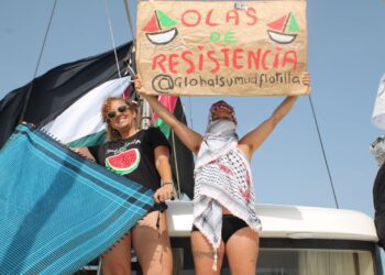 Dos activistas muestran los carteles reivindicativos. / The Surge La Marea Ibiza.