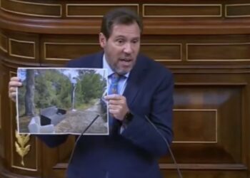 El ministro Óscar Puente muestra la imagen de la parada de la rotonda de Caçadors donde había sofás para esperar el autobús.