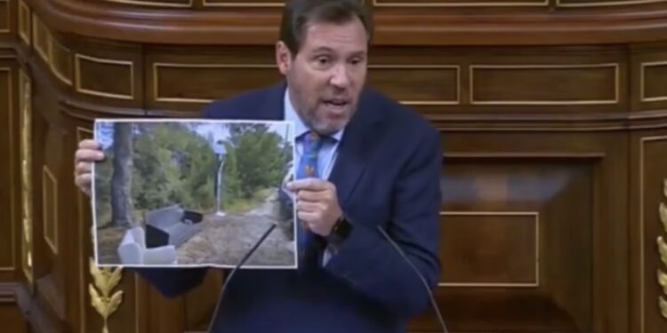 El ministro Óscar Puente muestra la imagen de la parada de la rotonda de Caçadors donde había sofás para esperar el autobús.