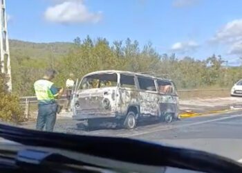 Así ha quedado la furgoneta tras arder hasta el chasis en la carretera de Santa Eulària.  Imagen Noudiari.es