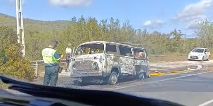 Así ha quedado la furgoneta tras arder hasta el chasis en la carretera de Santa Eulària.  Imagen Noudiari.es