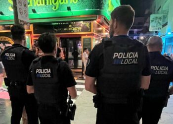Agentes de la Policía Local de Sant Antoni, durante un servicio nocturno en zonas de ocio del municipio
