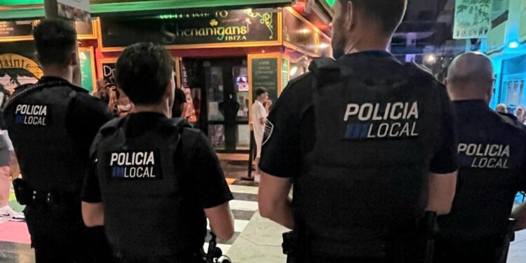 Agentes de la Policía Local de Sant Antoni, durante un servicio nocturno en zonas de ocio del municipio