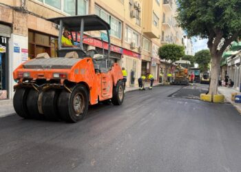 Imagen de archivo de un reasfaltado en las calles de Ibiza. / AE