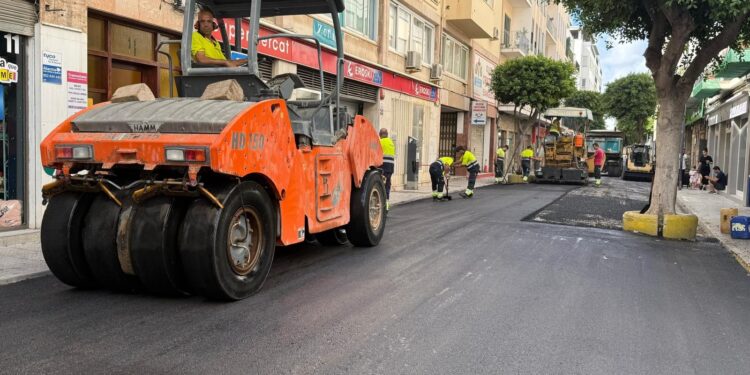 Imagen de archivo de un reasfaltado en las calles de Ibiza. / AE